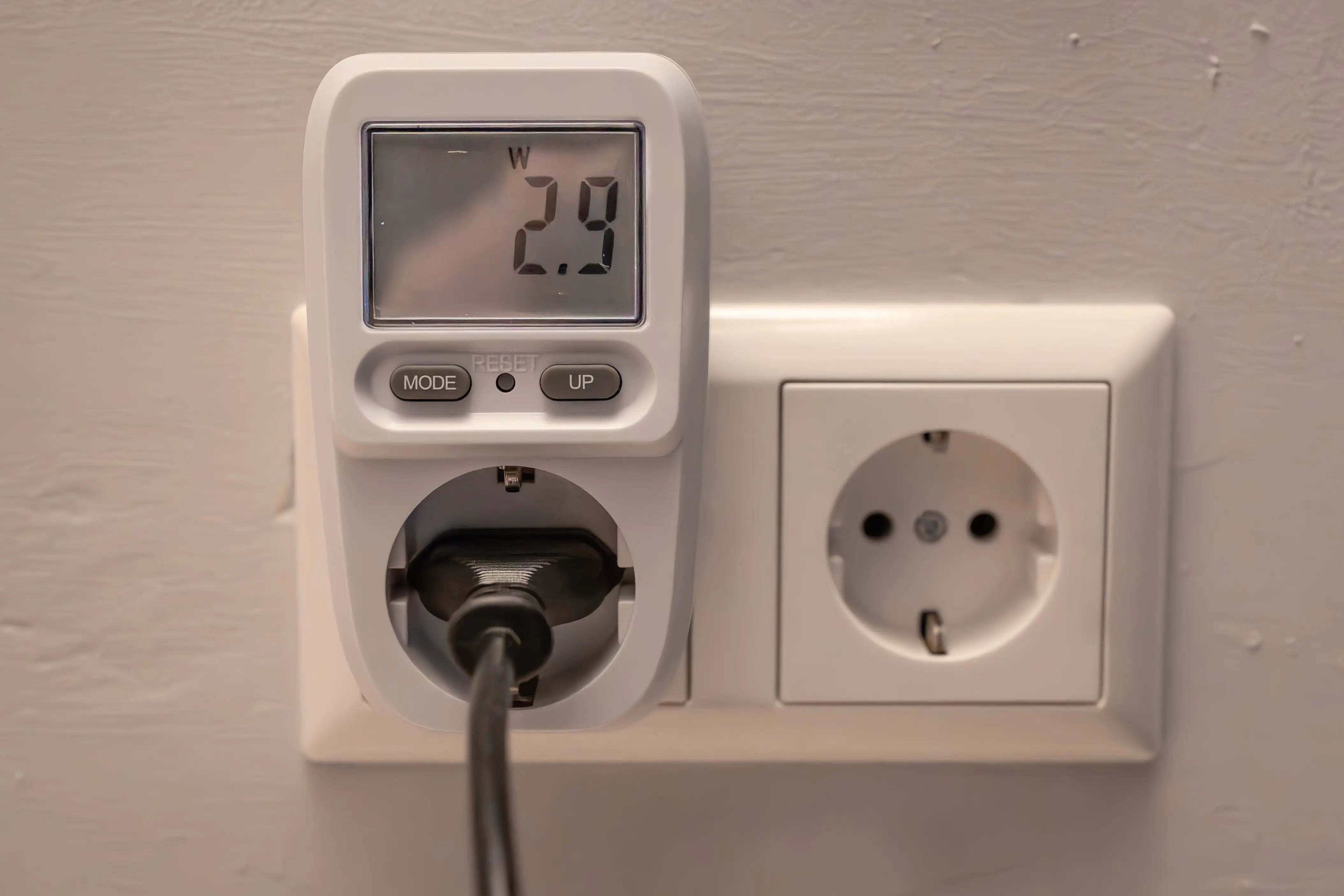 Power meter plugged in wall, showing 2.9 Watts for a connected standing lamp.